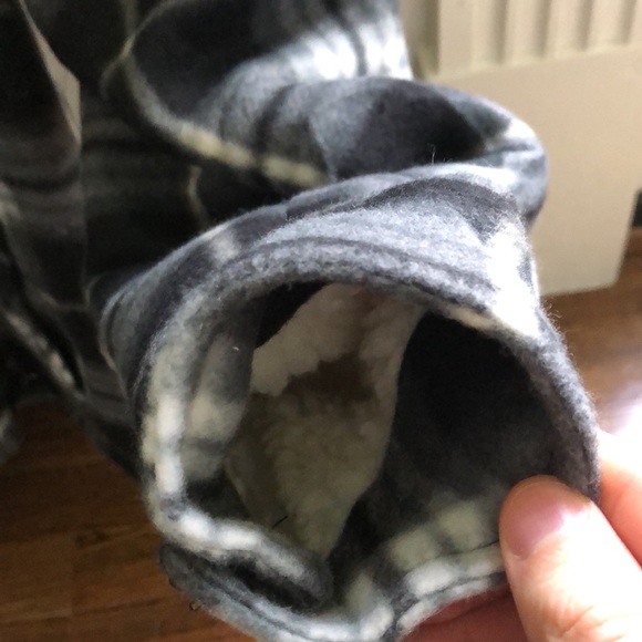 Mens Black and White Flannel Zip Up with Full Sherpa Lining (Size Medium) - Picture 5 of 11